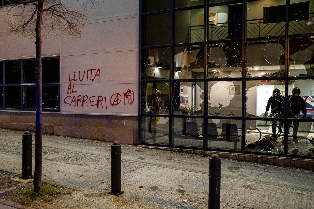  La comissaria de Vic, destrossada pels aldarulls - Adrià Costa