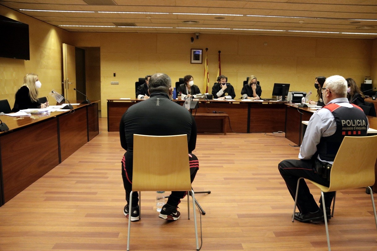 Un acusat accepta 8 anys de presó per violar una dona a Figueres i deixar-la lligada a un somier