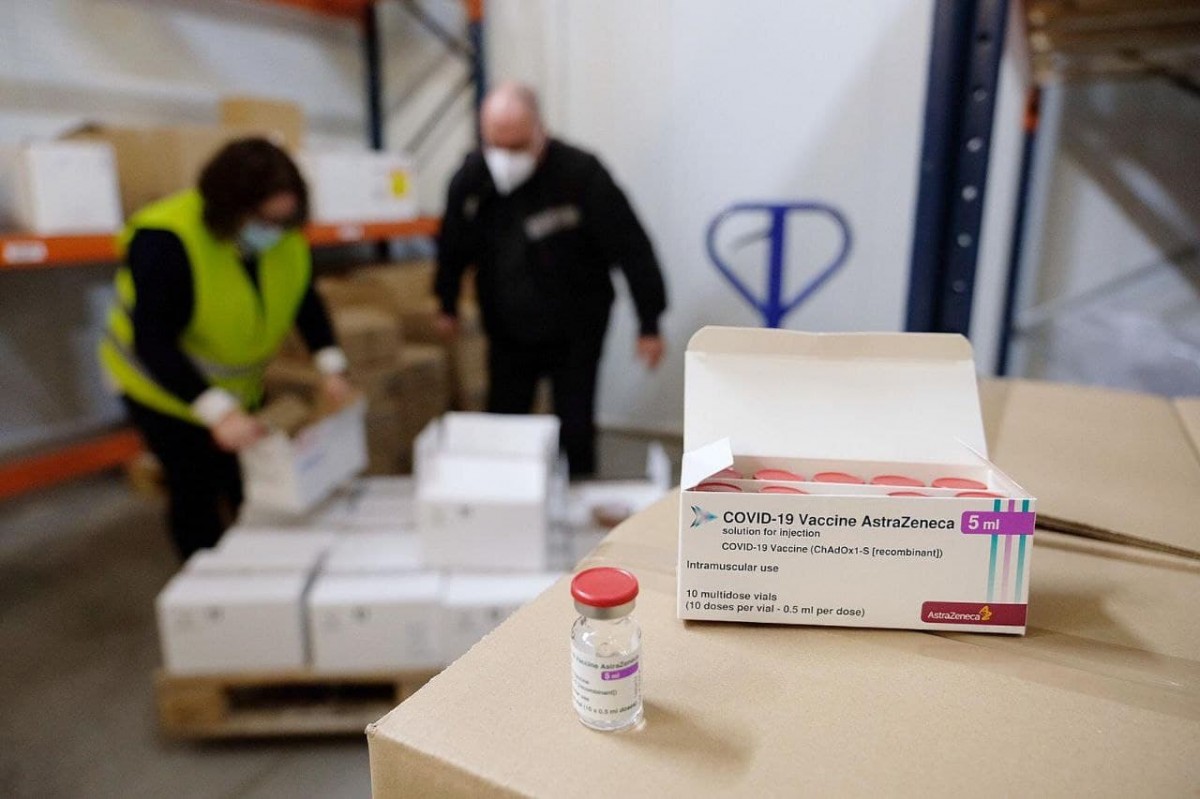 Què és la trombosi venosa cerebral, que ha obligat a aturar la vacunació amb AstraZeneca?