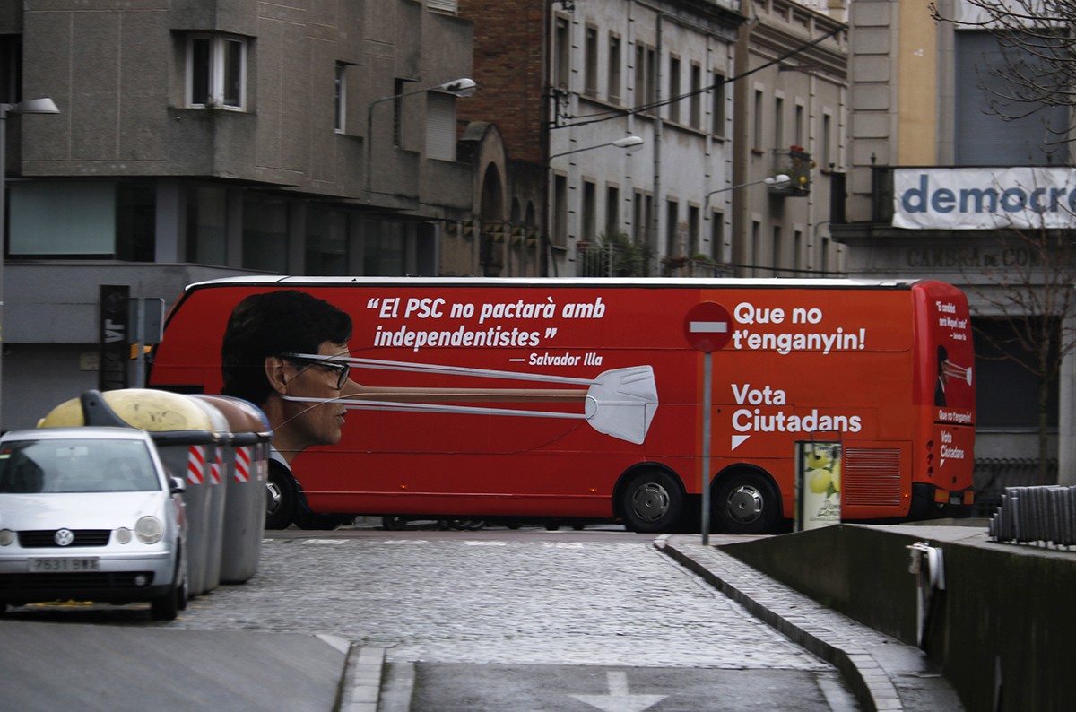 La nova campanya de Ciutadans: un autobús d'Illa amb el nas de Pinotxo 