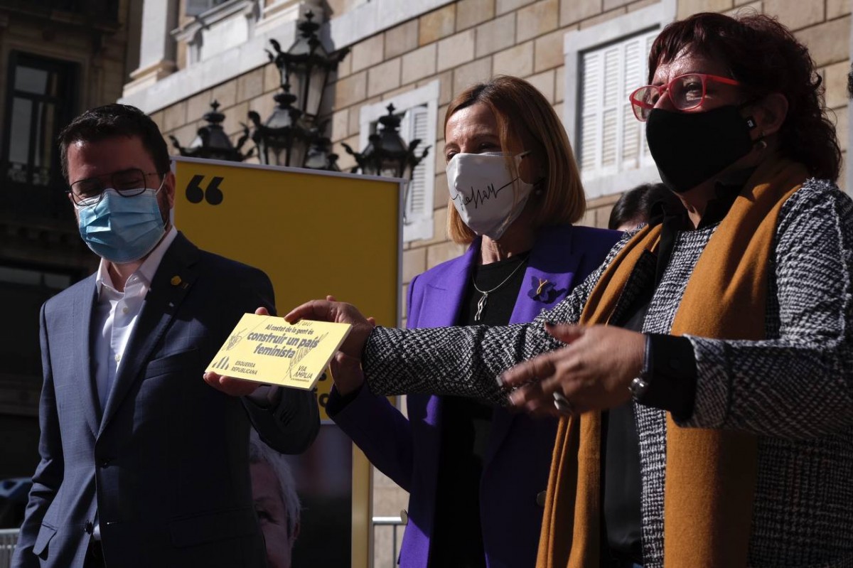 Pere Aragonès, amb Carme Forcadell i Dolors Bassa a la plaça de Sant Jaume - Carlos Baglietto