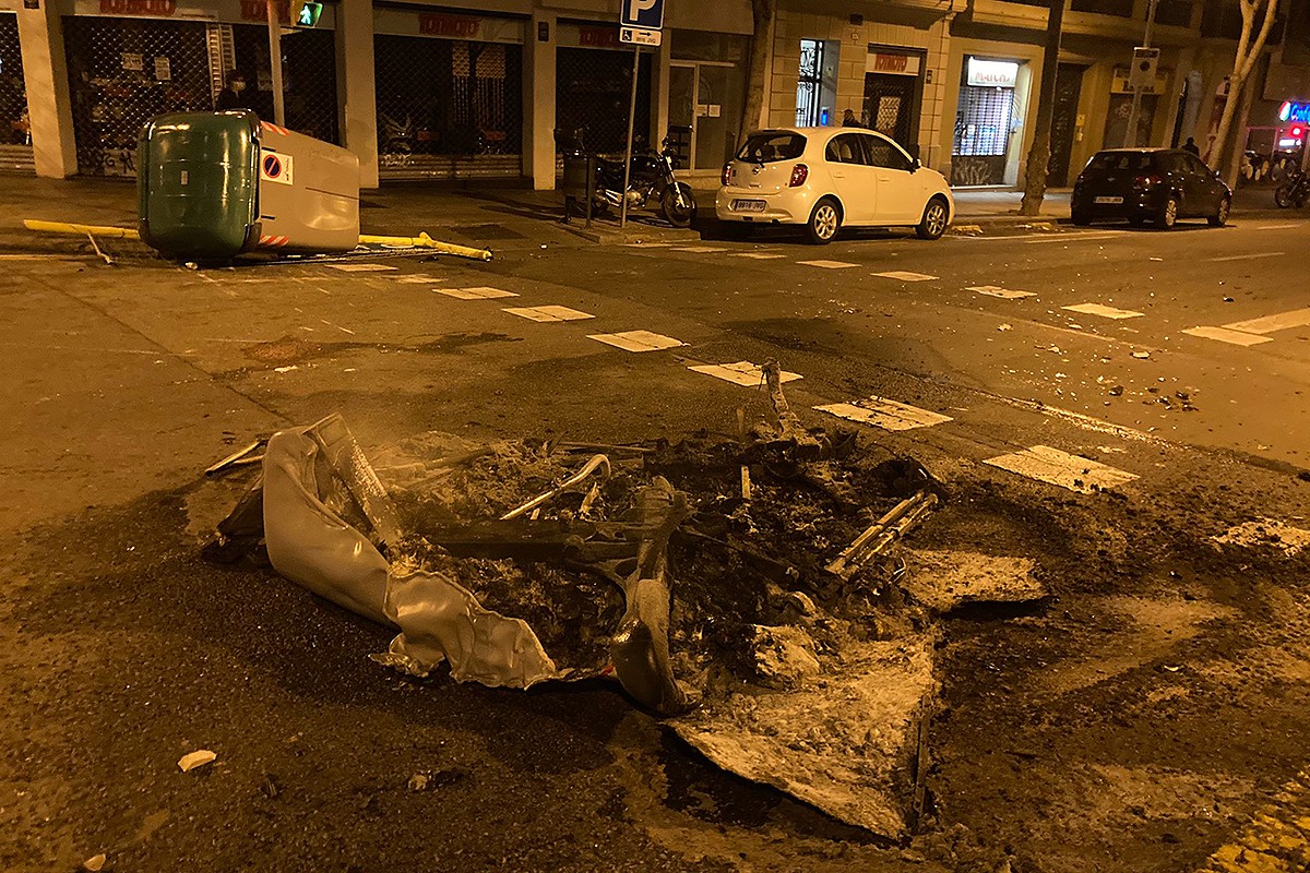 Després de la concentració en suport a Hasél a Barcelona, un grup de manifestants ha tallat carrers i han tirat i cremat alguns contenidors - NacióDigital