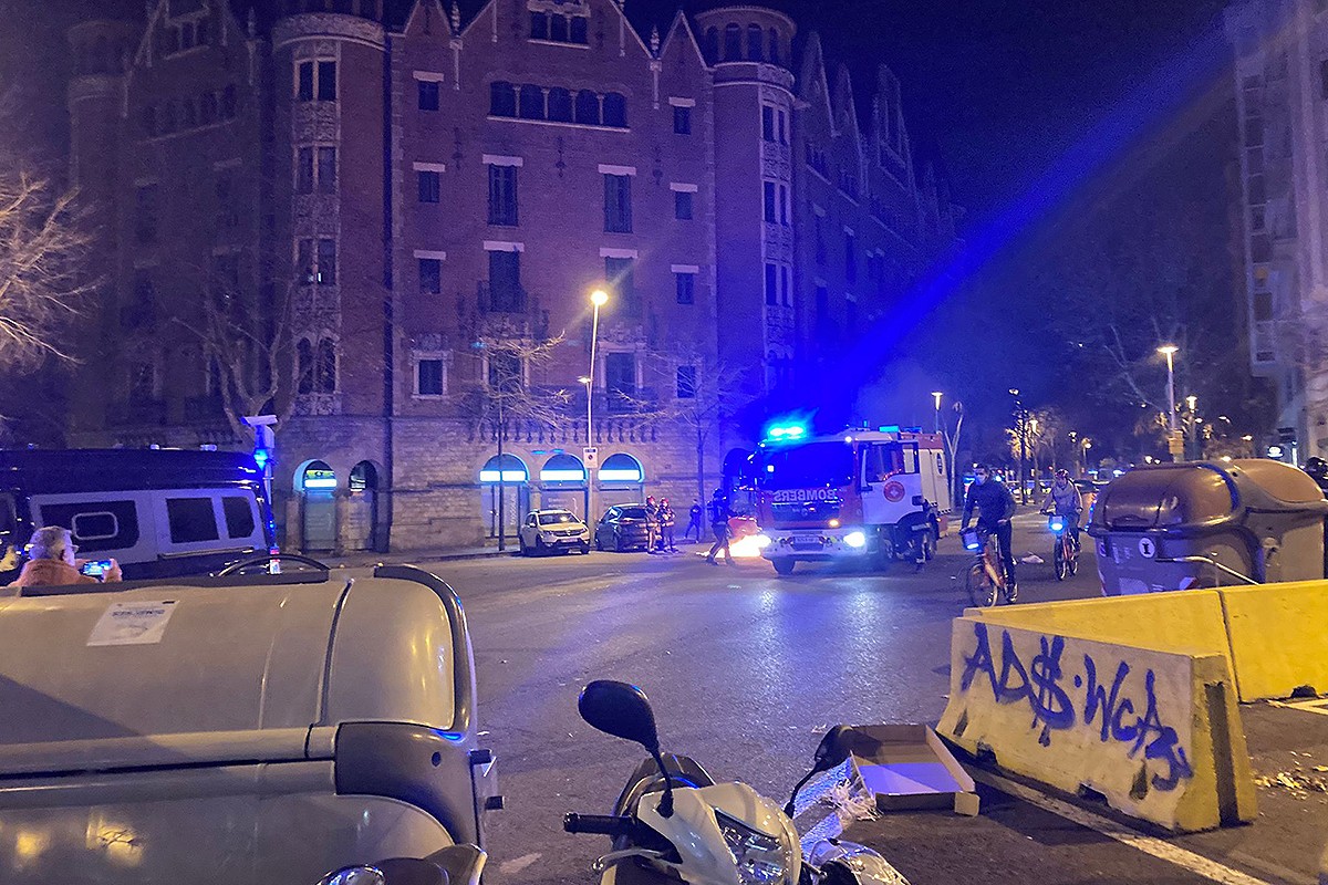 Els bombers apagant un dels contenidors - NacióDigital