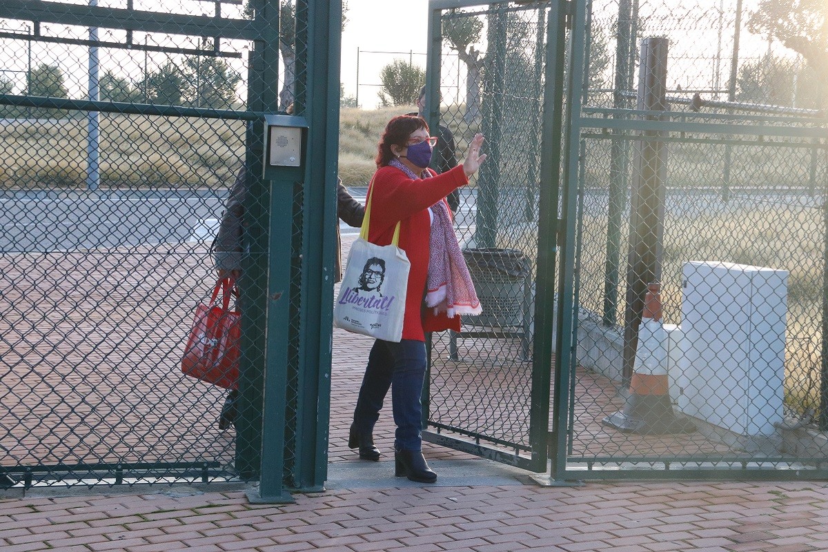 Dolors Bassa sortint de la presó aquest matí  - ACN