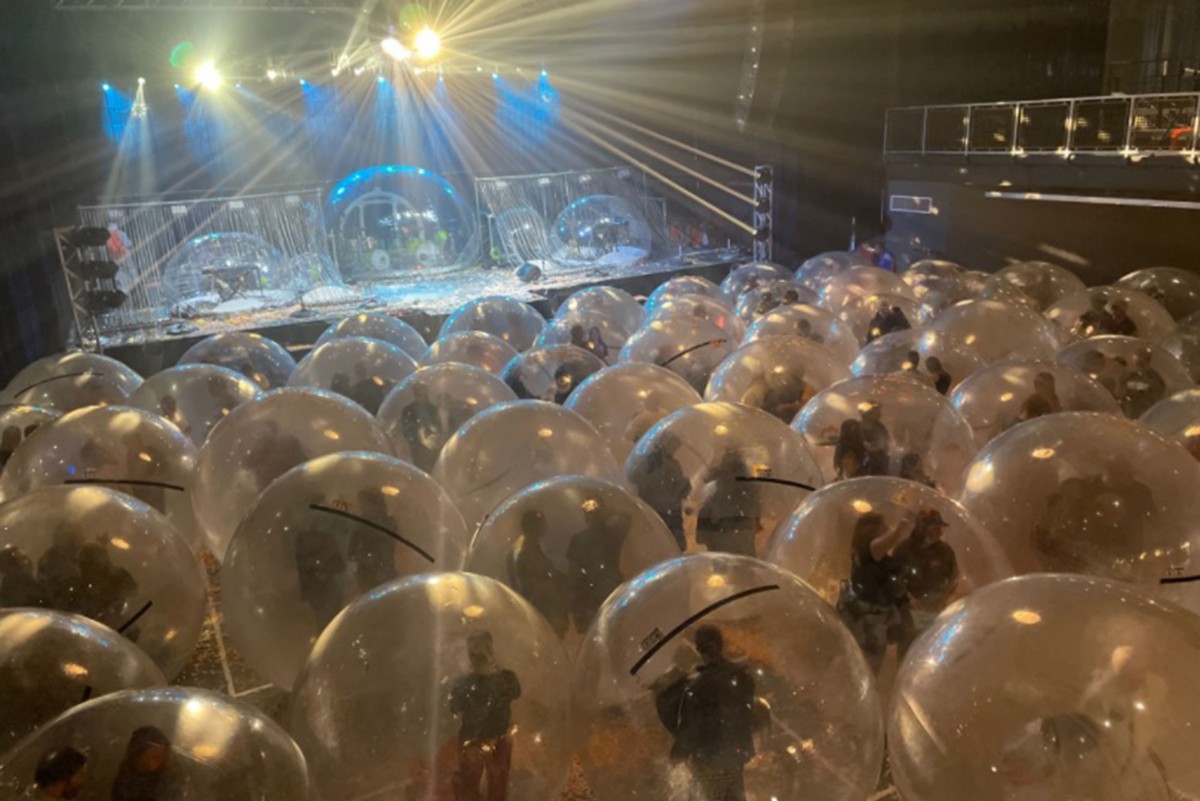 Surrealista concert amb els artistes i el públic dins de bombolles