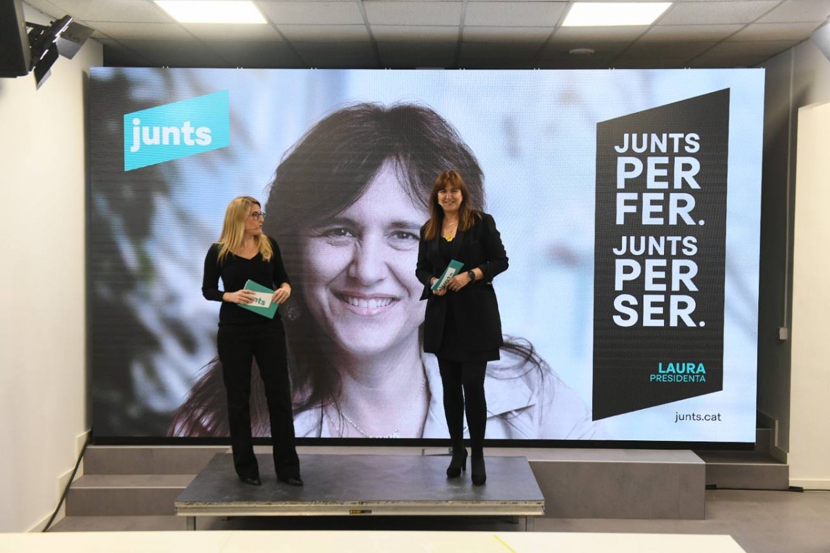 Laura Borràs i Elsa Artadi, amb els cartells de Junts per a les eleccions del 14-F.  - Junts per Catalunya