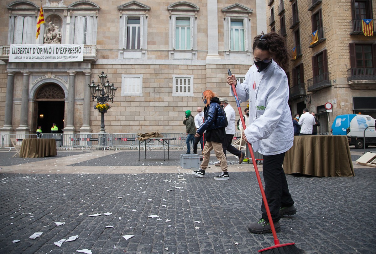 Els cuiners de Km0 han realitzat una performance per manifestar la situació actual dels restaurants 