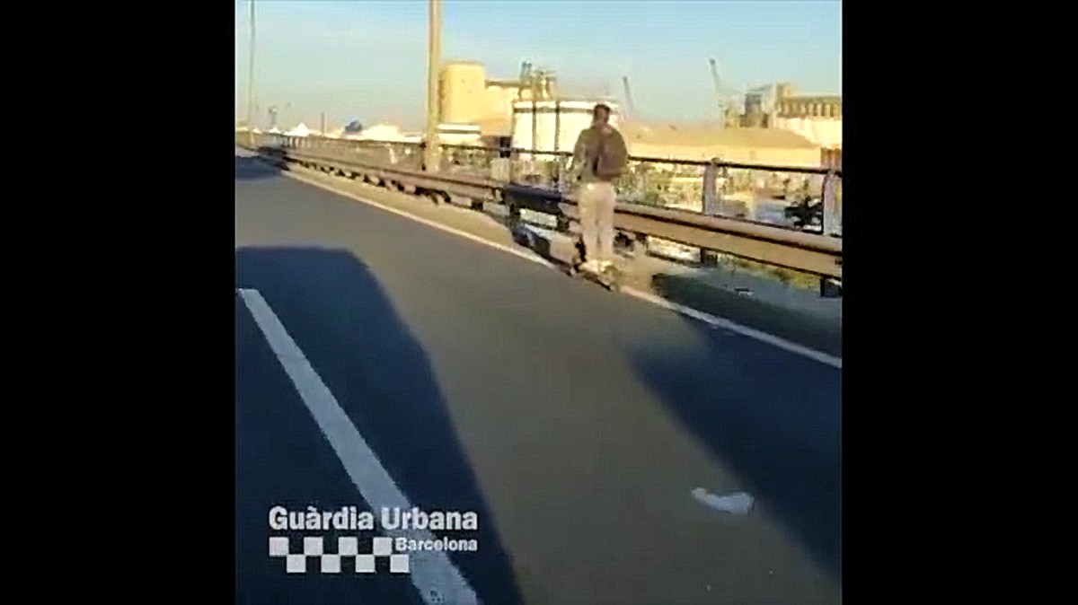 VÃDEO Denuncien un home que circulava en patinet elèctric per la ronda Litoral