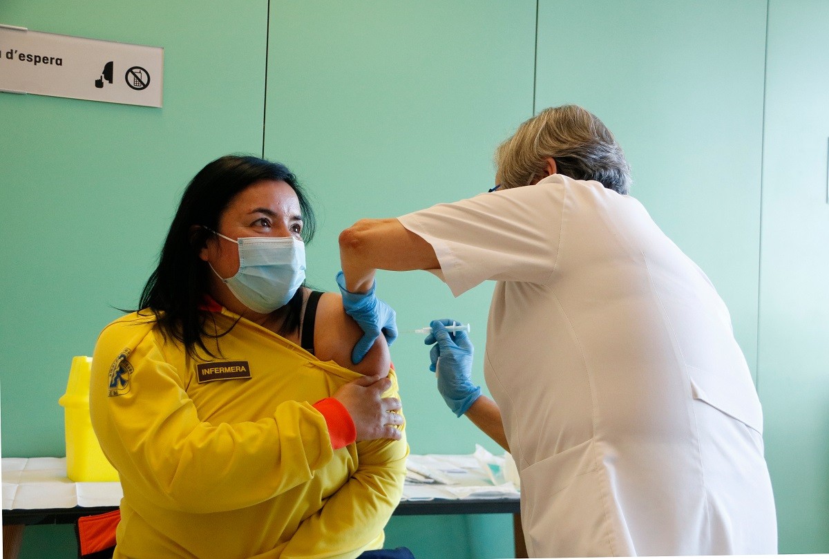 250 professionals de l'Hospital de Sant Joan de Déu de Barcelona reben la primera dosi de la vacuna de Moderna