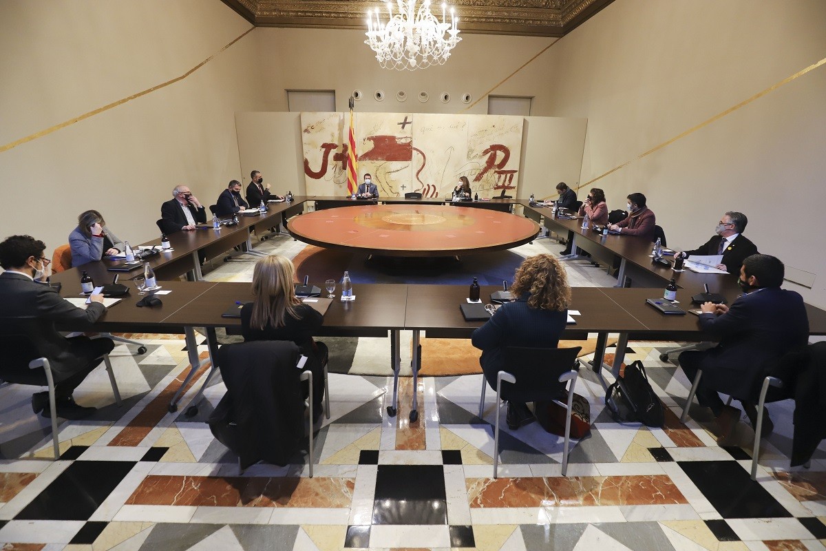 El Govern reunit en consell de ministres extraordinari per aprovar el decret d'ajornament de les eleccions - Govern