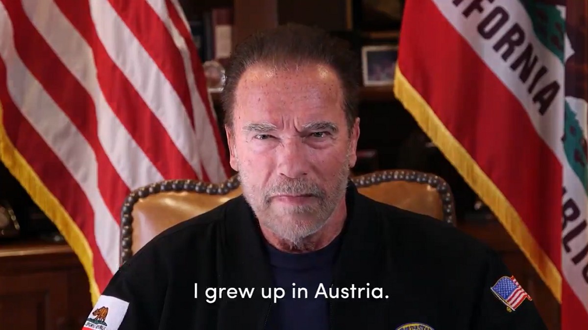 Schwarzenegger treu l'espasa de Conan contra Trump