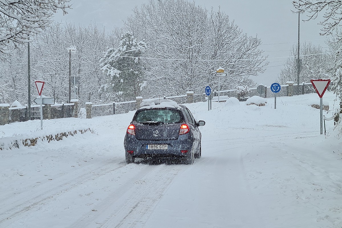 Més d'un centenar de carreteres afectades per la neu: consulta-les aquí