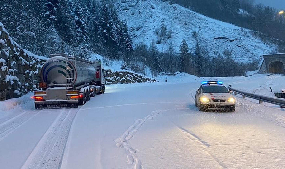Els Mossos immobilitzen uns 2.000 camions a Catalunya per la nevada