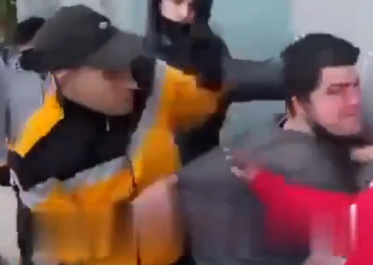 VÃDEO Salvatge agressió en grup a un menor a Barcelona