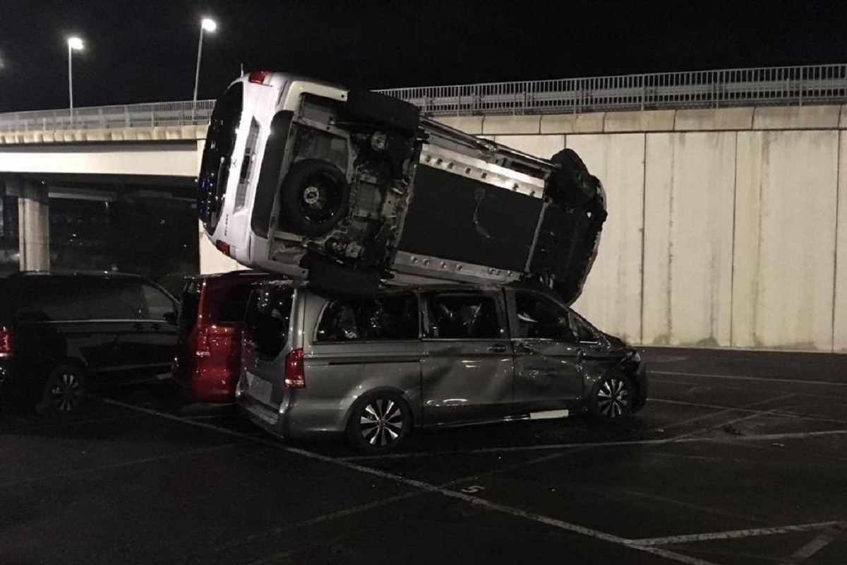 Dues furgonetes destrossades a la planta de Mercedes  - @tzantzi