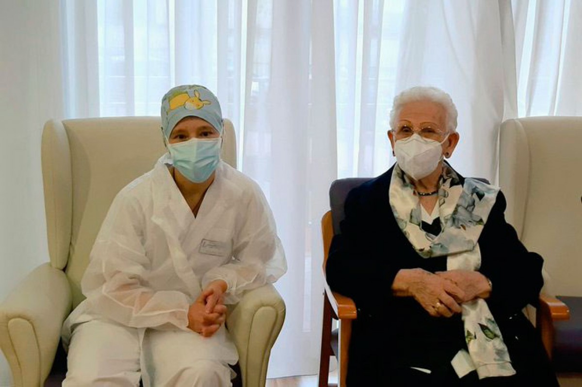 L'Araceli, una anciana de 96 anys de Guadalajara, la primera a rebre la vacuna a l'Estat