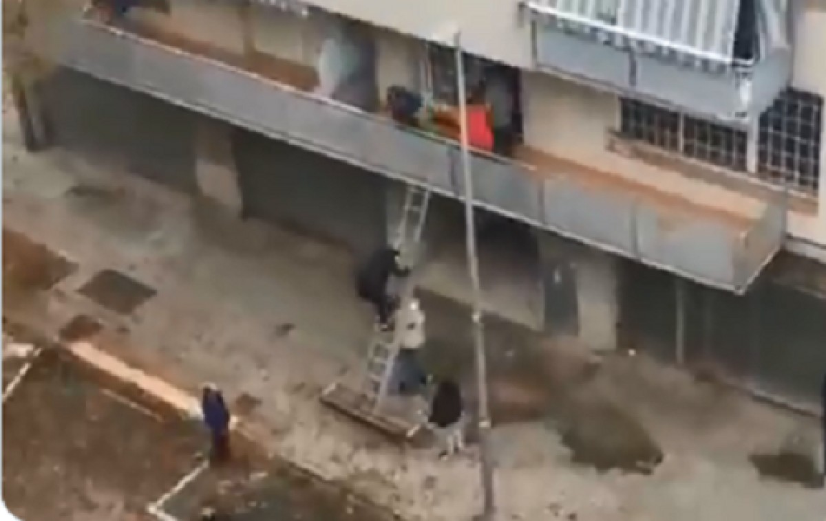 VÃDEO Entren pel balcó per fer fora dues persones que ocupaven un pis a Terrassa