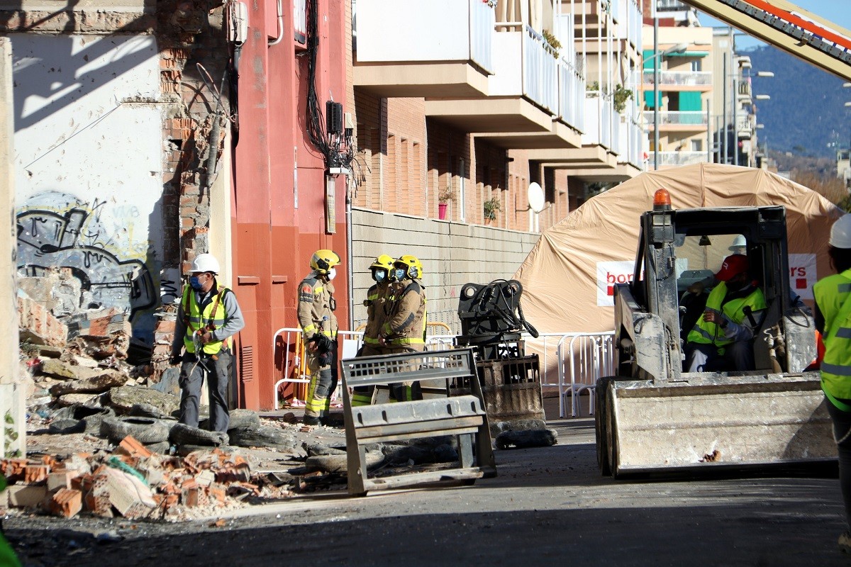 Comença l'enderroc de la nau cremada al barri del Gorg de Badalona