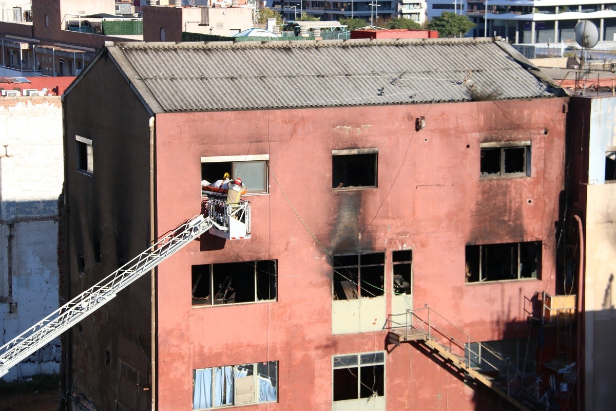 Els propietaris de la nau incendiada a Badalona no van denunciar l'ocupació «per una qüestió d'humanitat»