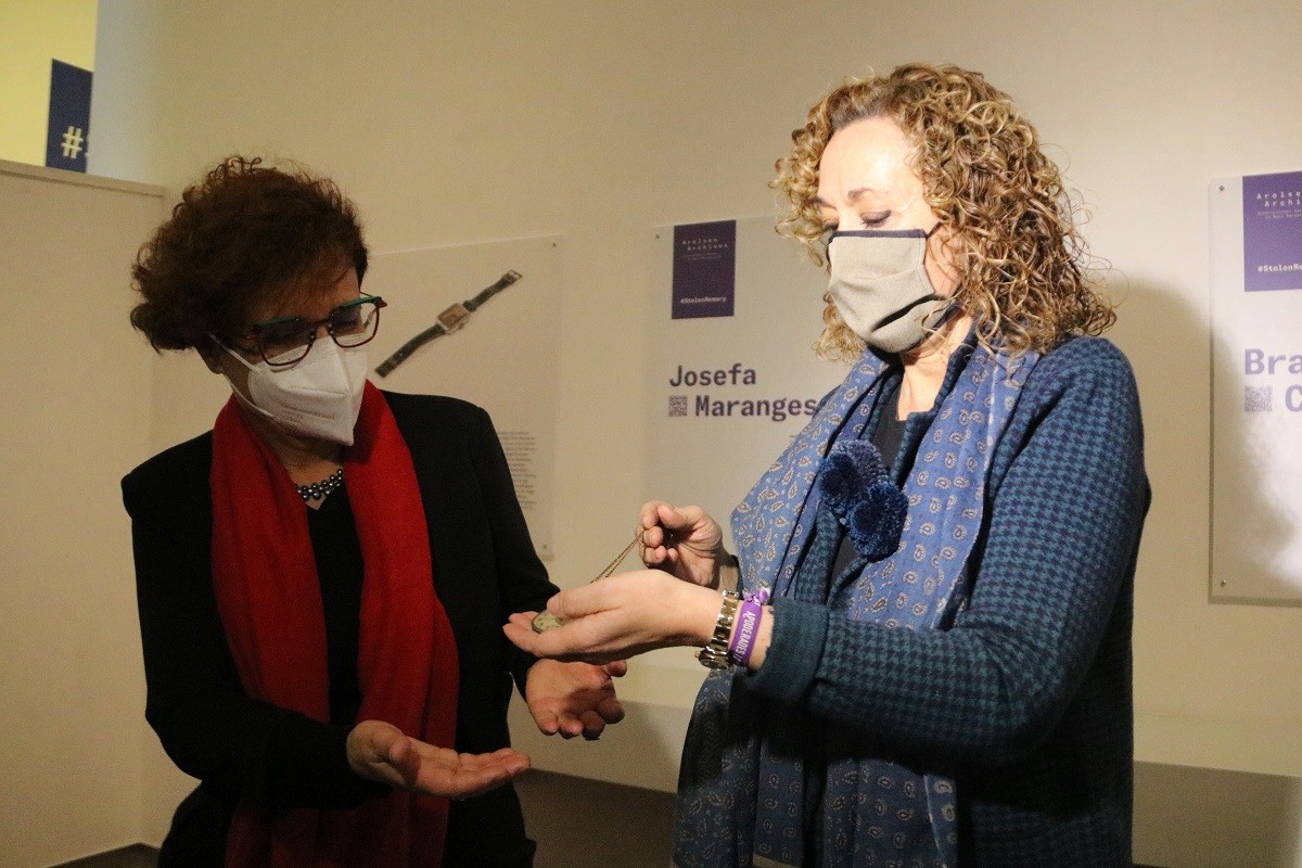 La consellera Ester Capella amb la neta de Baldiri Soler - ACN