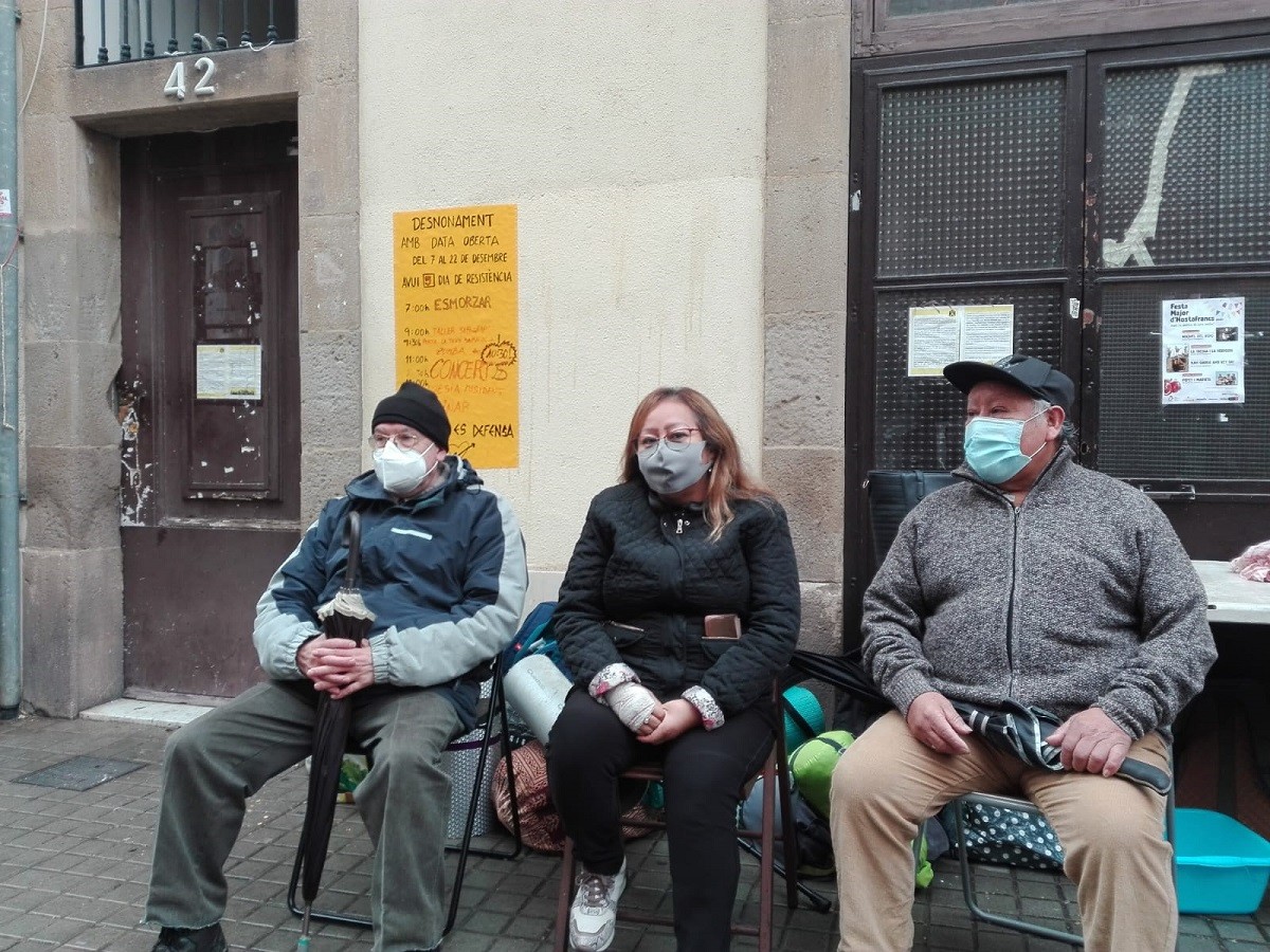 Dues setmanes en guàrdia per evitar quatre desnonaments: «Ens fan fora perquè som pobres»