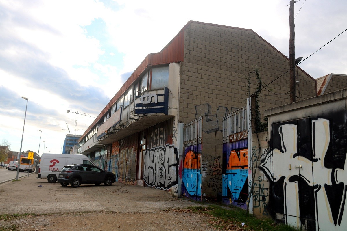 Pla general de l'exterior de les naus abandonades de la carretera Barcelona de Girona - ACN
