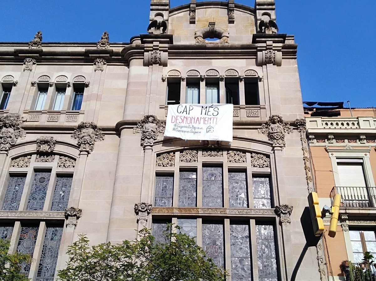 L'Ajuntament es compromet a intervenir per evitar el desnonament de quatre famílies a Barcelona
