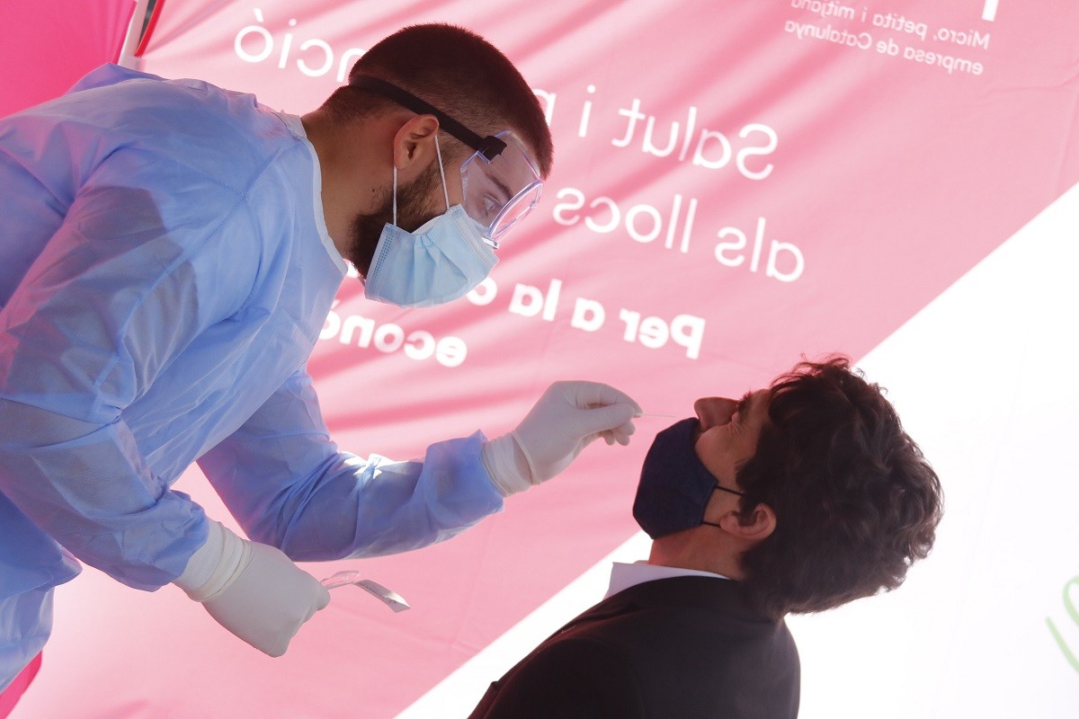 Un professional sanitari fent un test d'antigen en un dels cribratges massius que fa Salut. - ACN