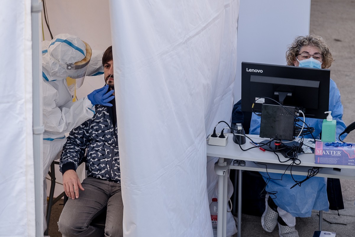 Els contagis setmanals per Covid ja igualen xifres del juliol 2020