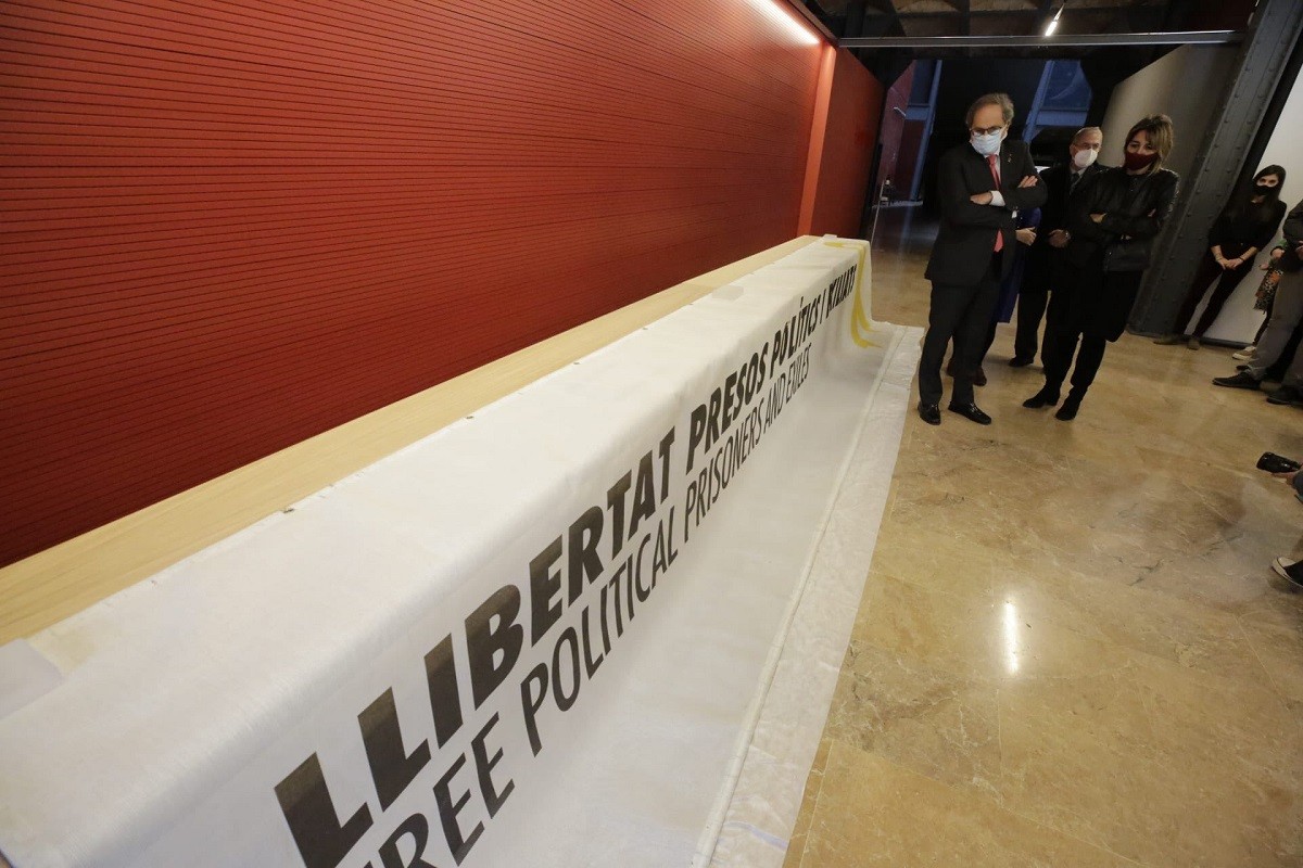Torra entrega la pancarta de la seva inhabilitació al Museu d'Història de Catalunya