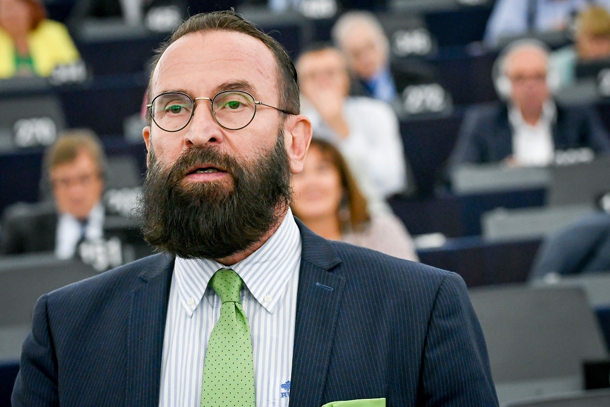 Dimiteix l'eurodiputat enxampat en una orgia en un bar de Brussel·les en plena pandèmia