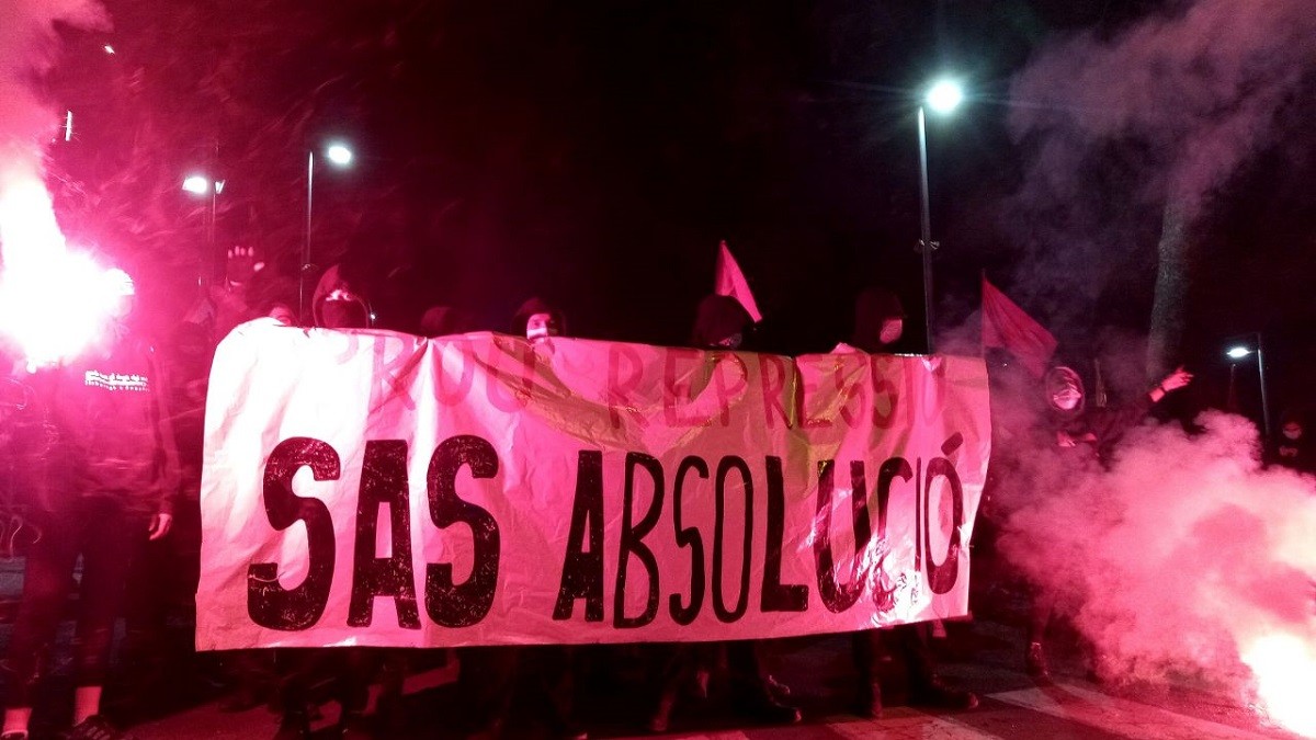 Unes 400 persones es manifesten a Vilafranca per denunciar la «farsa» de la condemna a Adrián Sas
