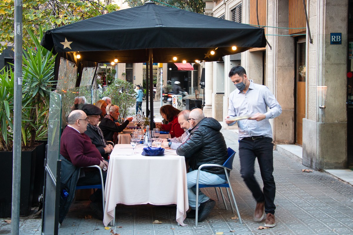 Terrasses mig plenes i moltes incerteses en el primer dia de la reobertura dels bars. - Helena Margarit