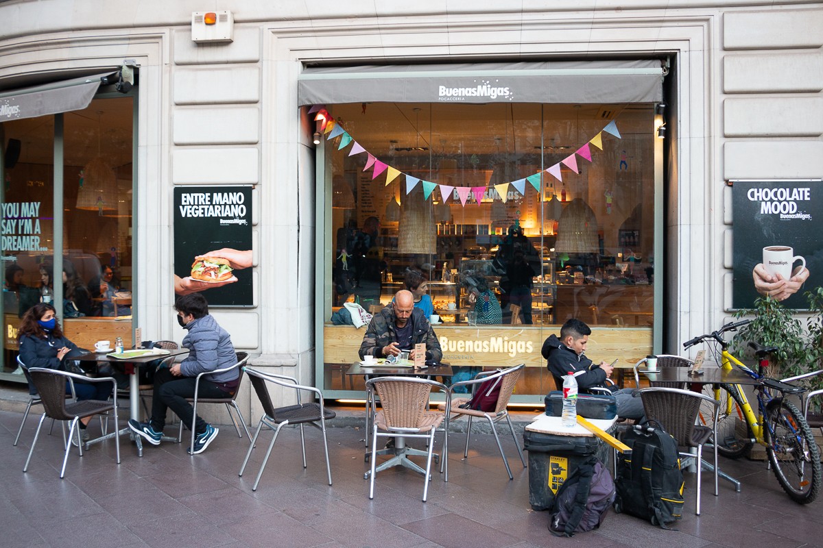 Terrasses mig plenes i moltes incerteses en el primer dia de la reobertura dels bars. - Helena Margarit