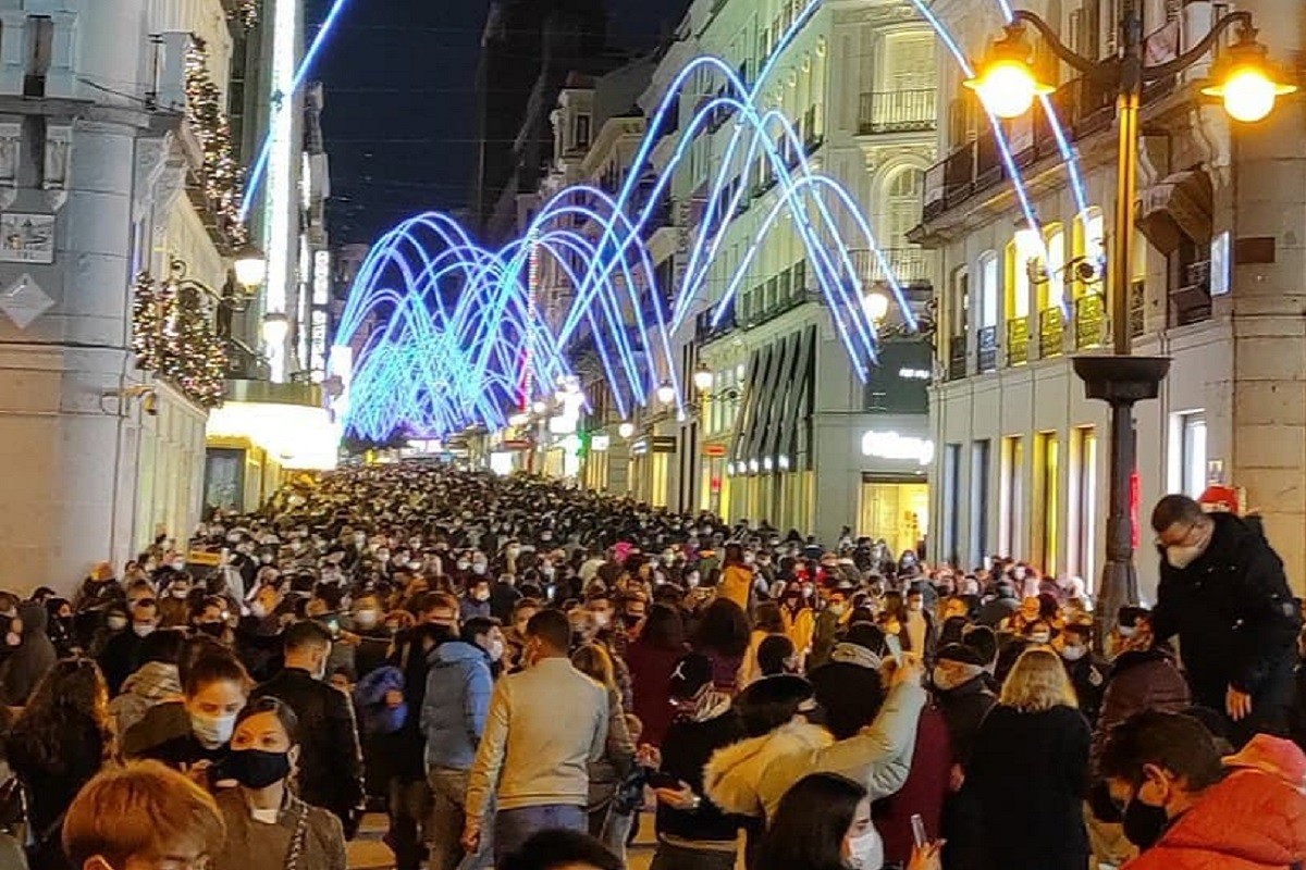 El centre de Madrid, un formiguer de gent en plena pandèmia 