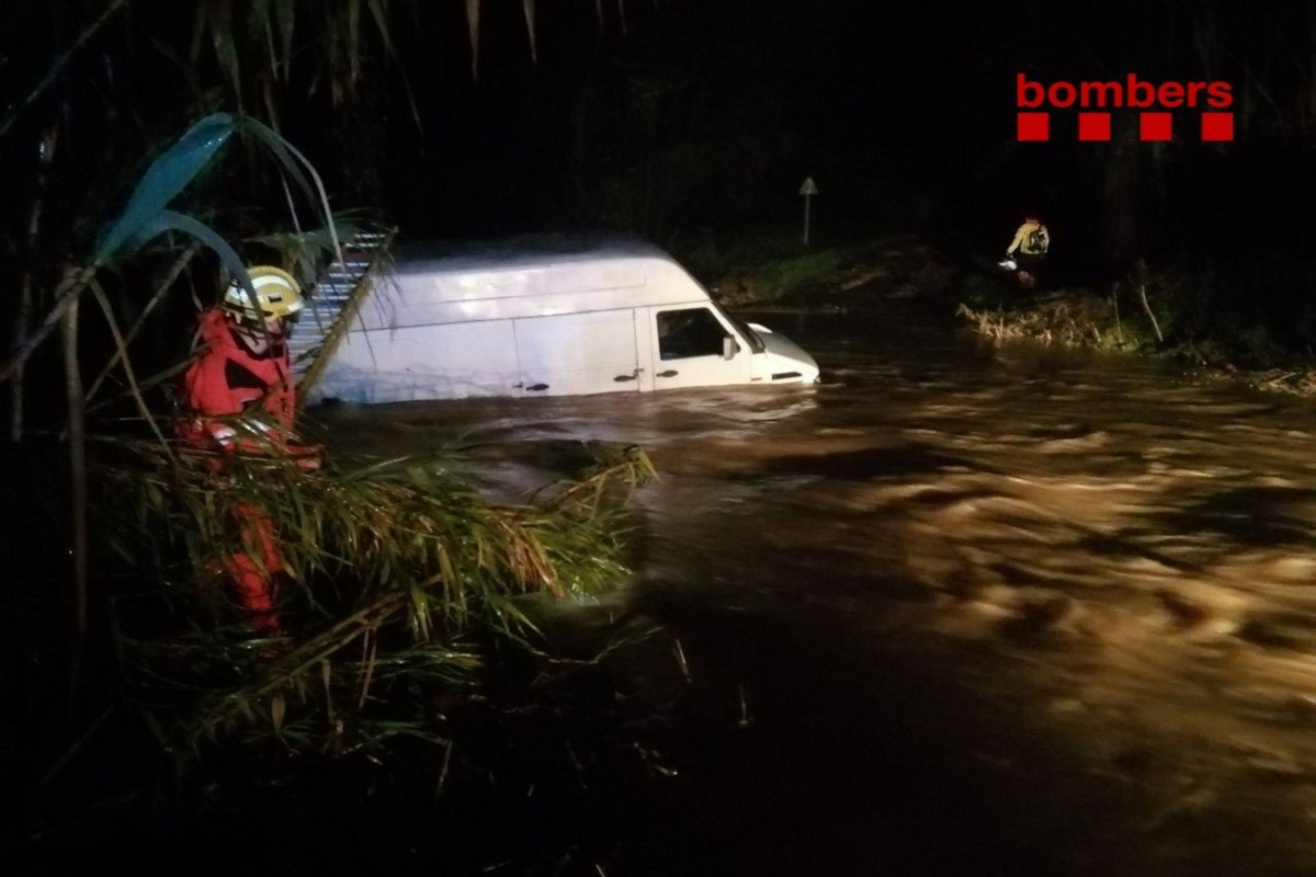 Els Bombers rescaten un home atrapat  dins de la seva furgoneta en un rec de Vilobí d'Onyar