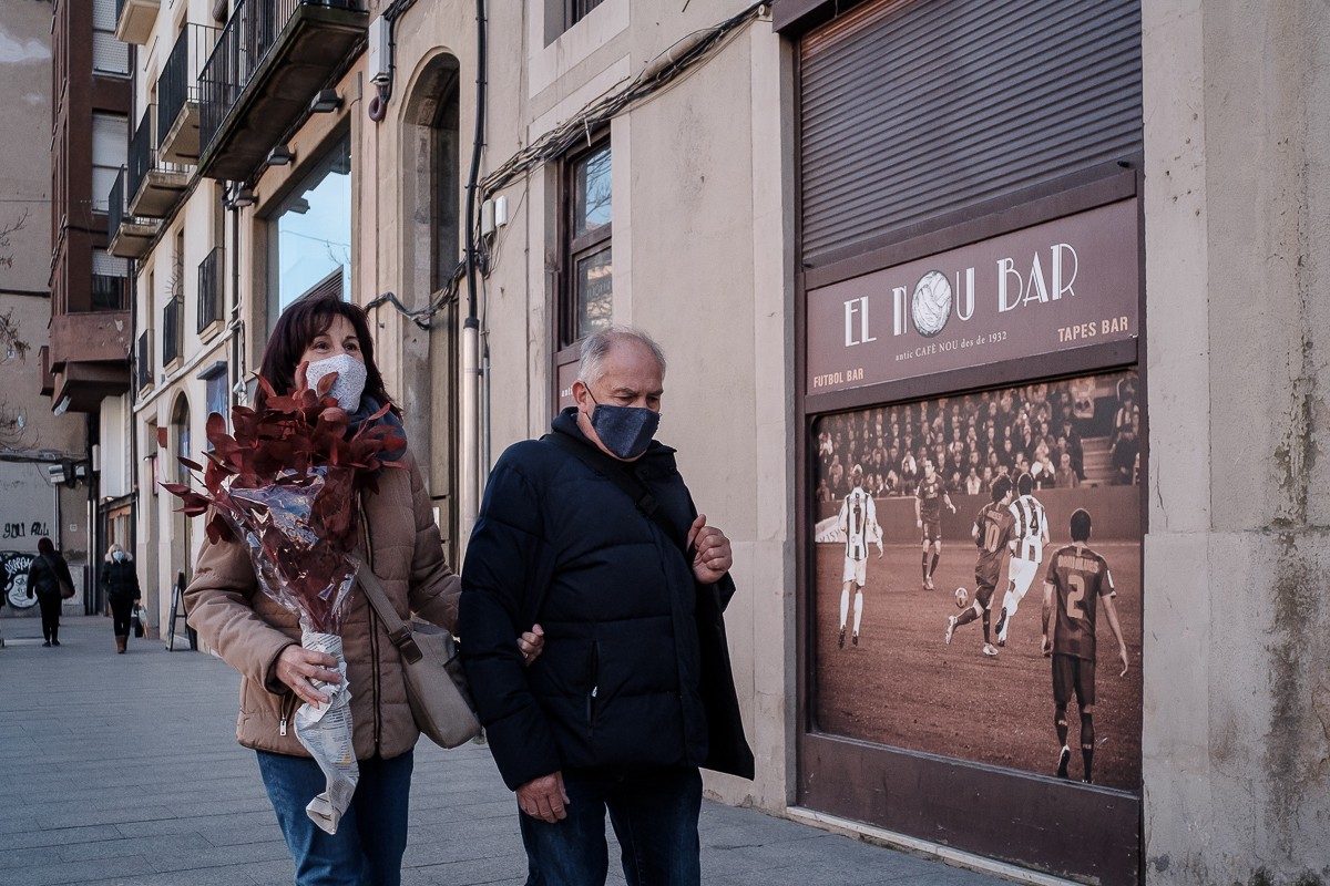 Els Estats Units permeten als vacunats anar sense mascareta als exteriors