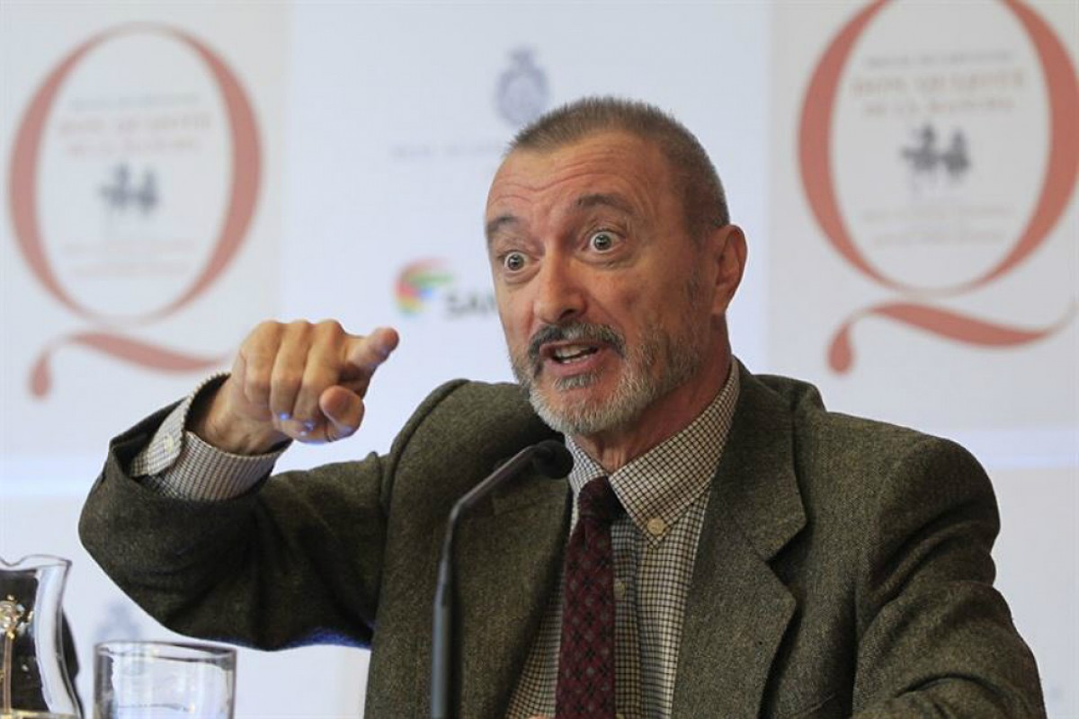 Pérez-Reverte critica la policia espanyola i n'acaba sortint escaldat