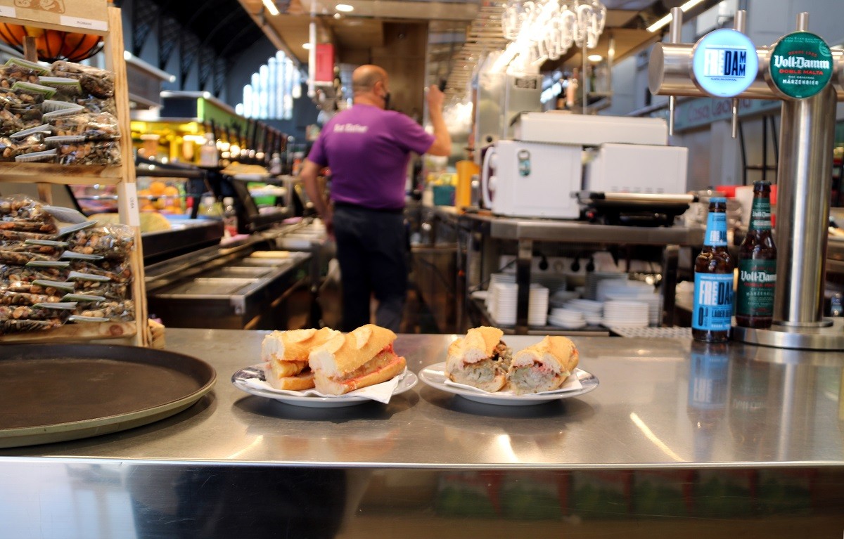 Interior avisa que no es pot consumir a les barres dels bars ni cobrir terrasses