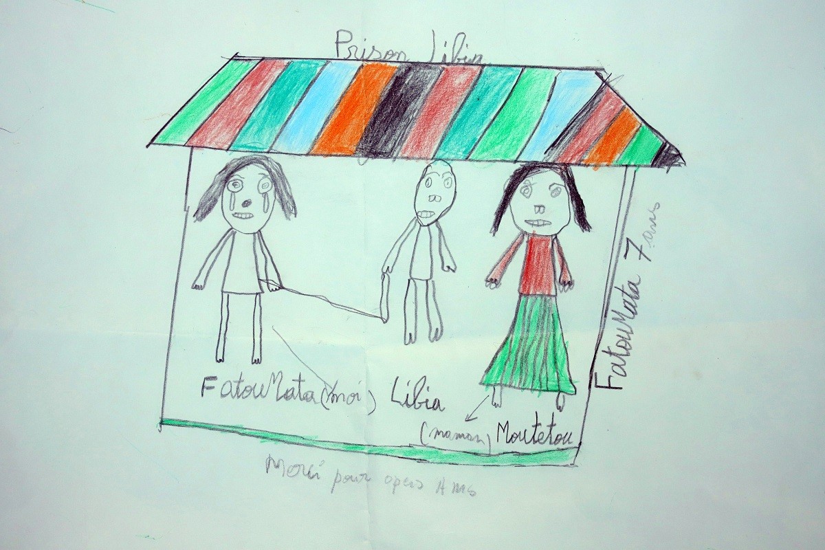 El dibuix de la Fatoumata de la presó a Líbia. Hi apareixen ella, la seva mare i un home. - Sergi Cámara