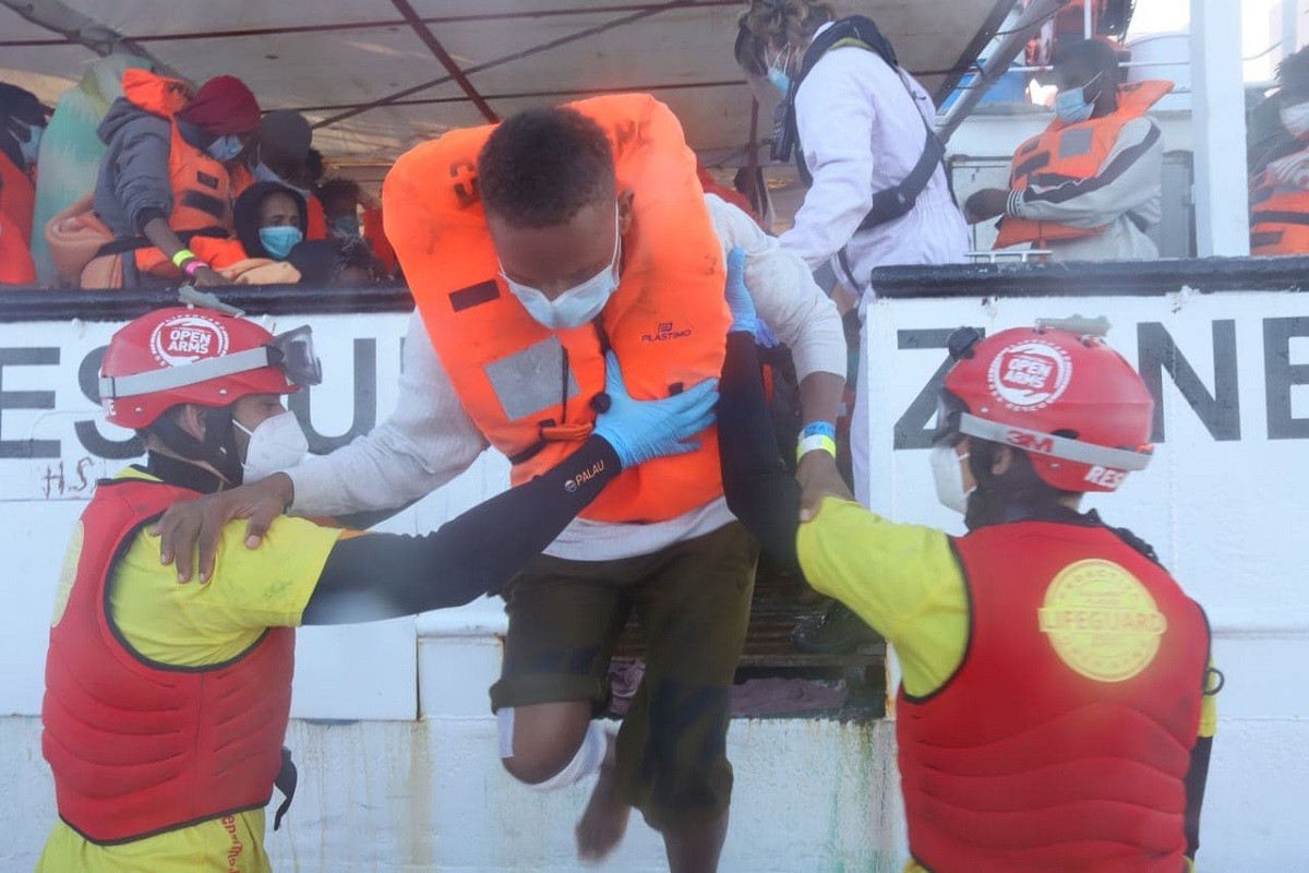 Els tripulants de l'Open Arms ajuden a un home a baixar a la llanxa - Sergi Cámara