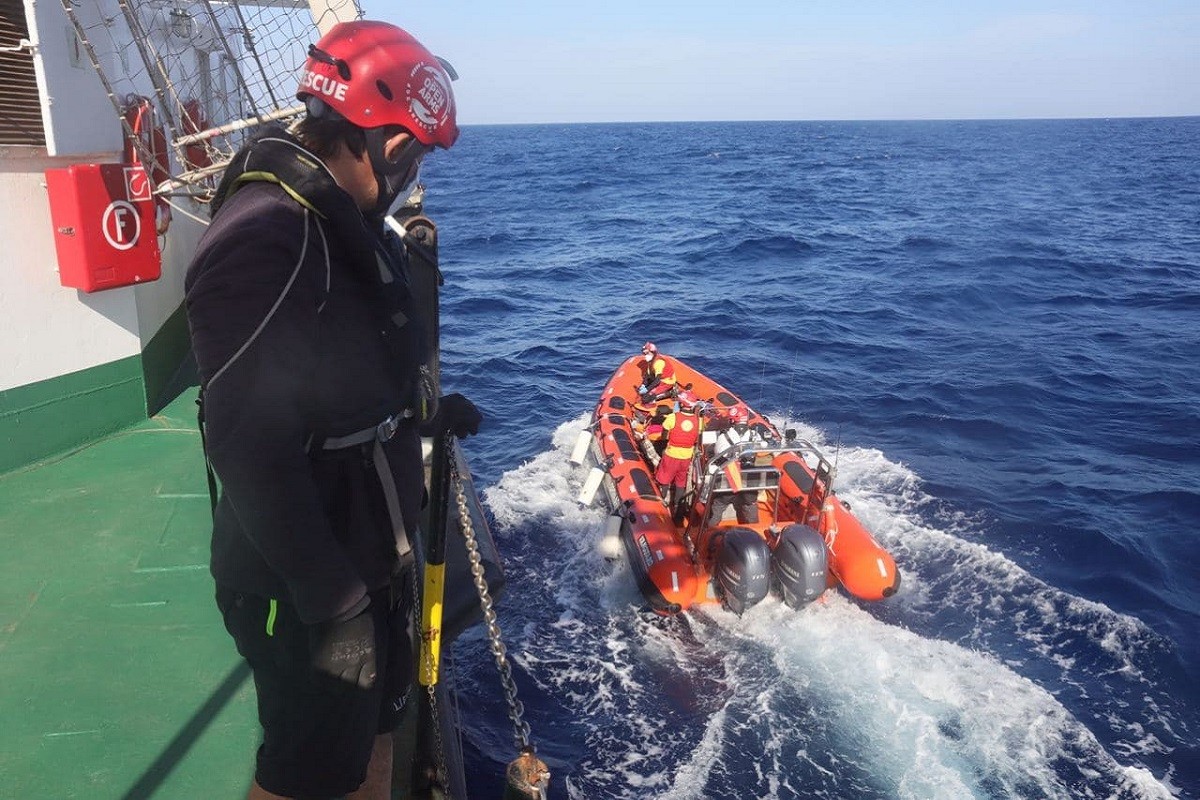 Els menors a bord de la llanxa ràpida rumb a la nau costanera italiana - Sergi Cámara