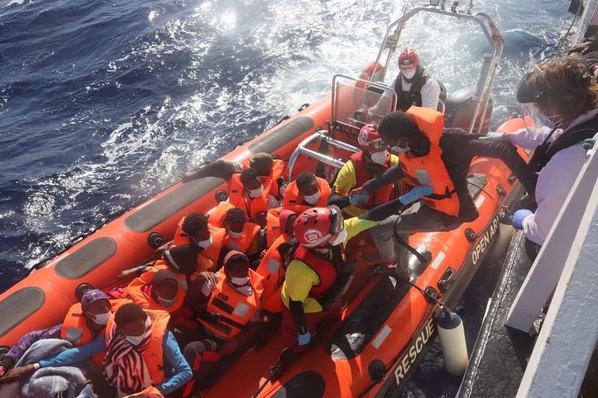 Els menors pujats a la llanxa ràpida per portar-los  a la nau de quarantena - Sergi Cámara