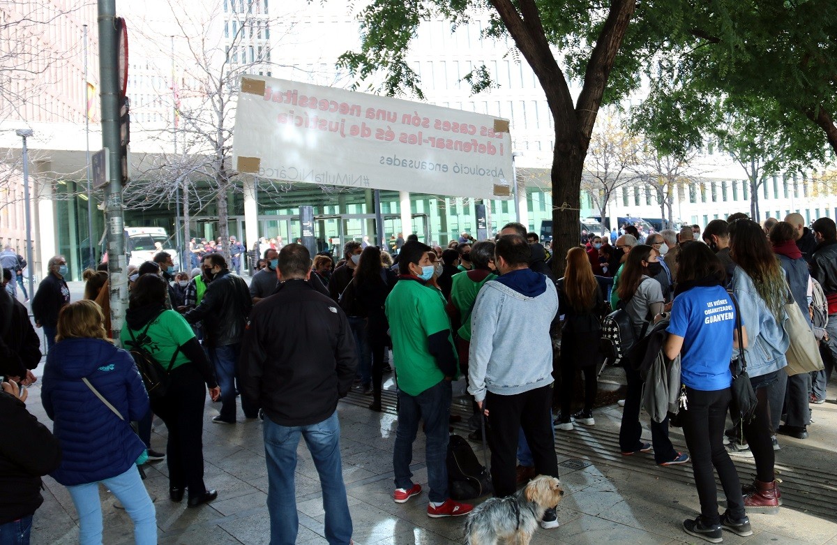 Els activistes que van ocupar la seu del BBVA neguen cap amenaça als treballadors