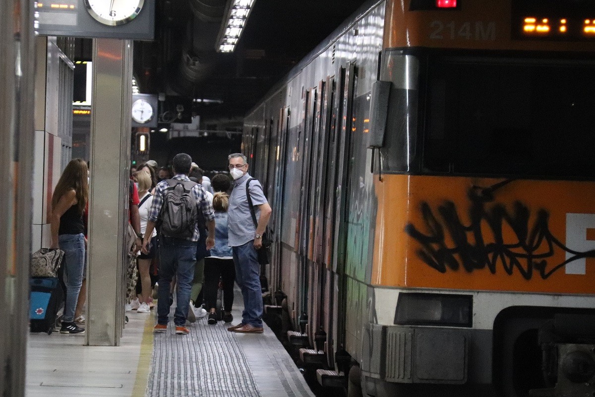 Al tren, millor en silenci: Renfe recomana callar durant els viatges