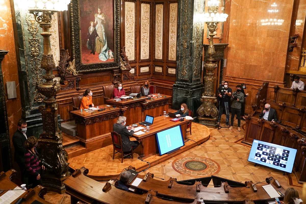 Colau supera el primer pas per congelar els impostos