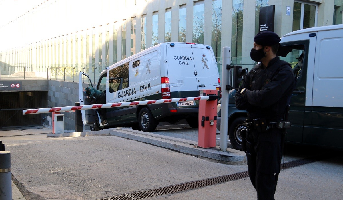 La furgoneta de la Guàrdia Civil amb els detinguts de l'operació Volhov - ACN