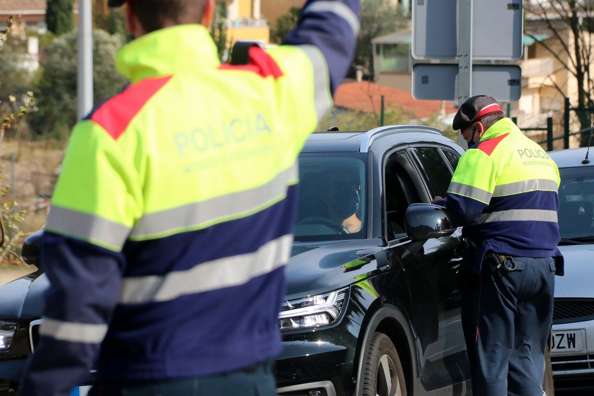 Un control dels Mossos per limitar la mobilitat - ACN