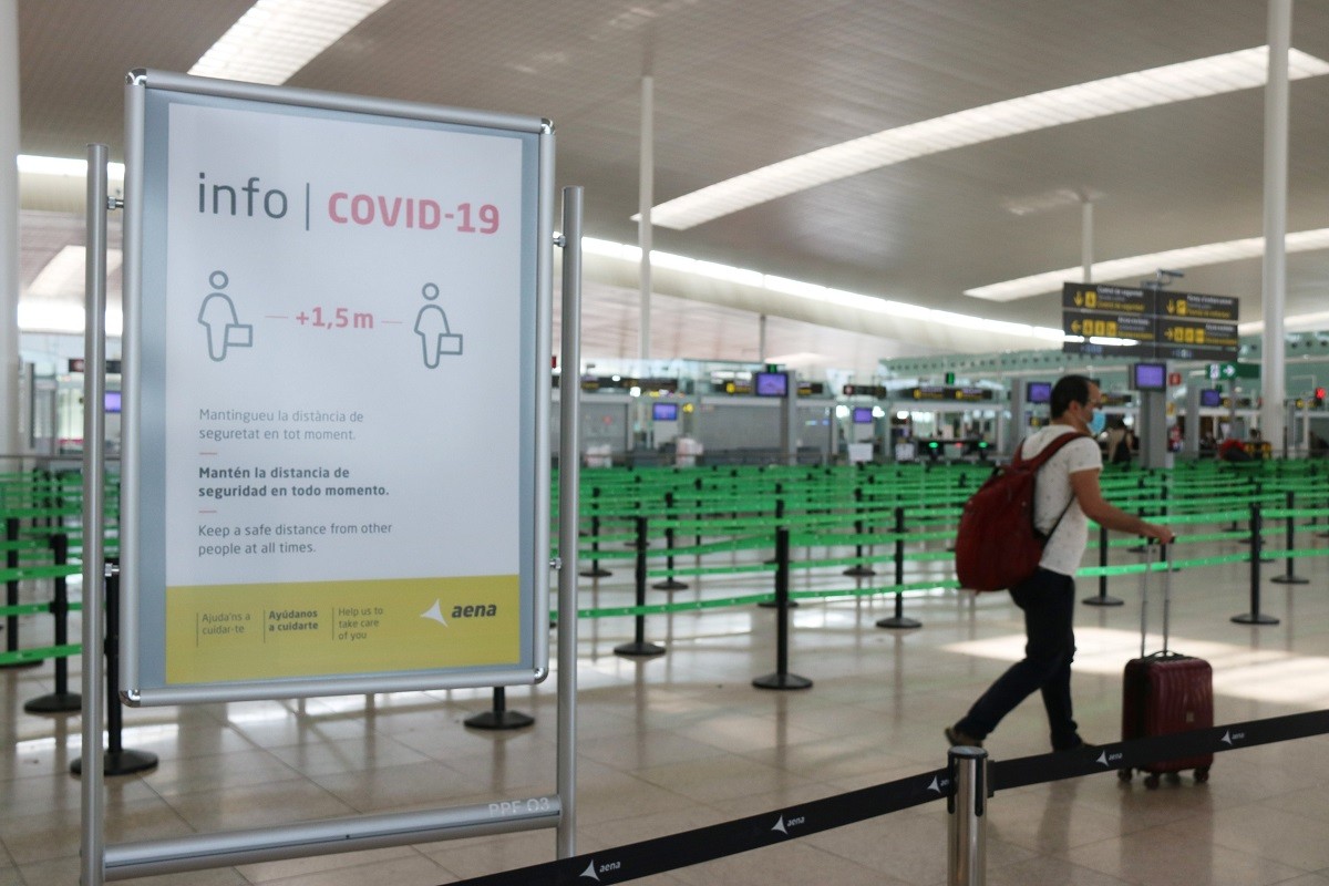 Un usuari de l'aeroport, durant la pandèmia - ACN