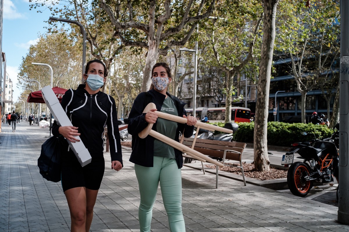 Gent amb mascareta al centre de Barcelona. - Adrià Costa